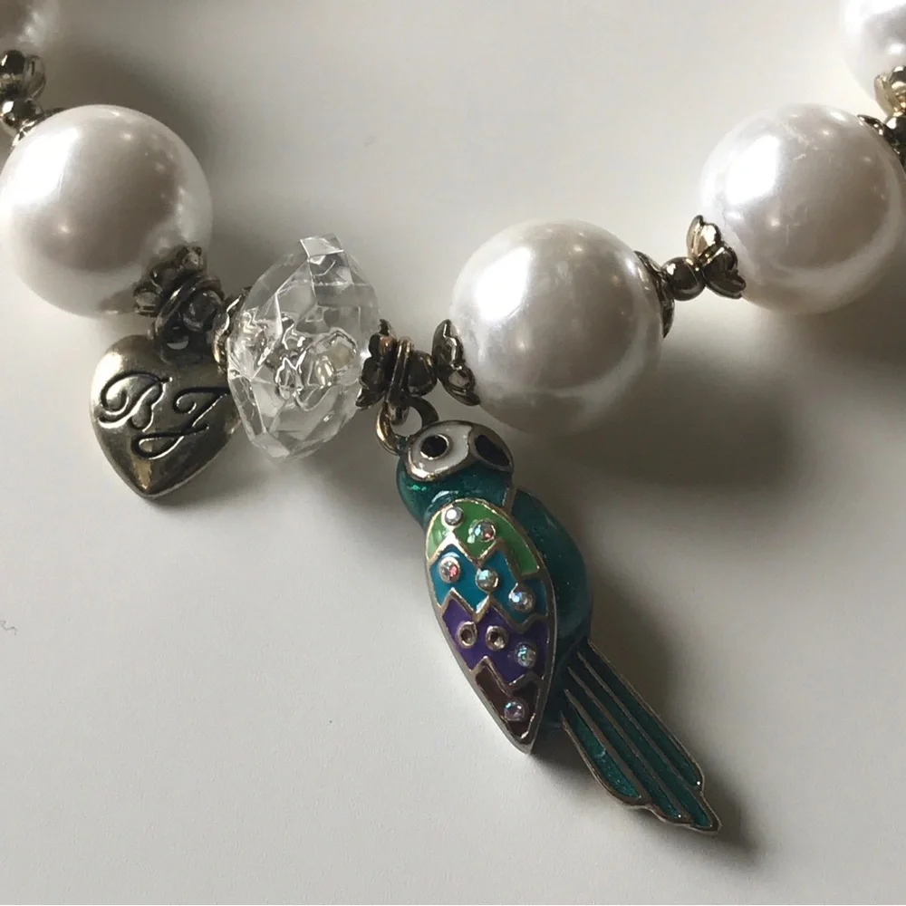 BETSEY JOHNSON GREEN MULTI PARROT BIRD PEARL CHARM BRACELET. STRETCH BANGLE